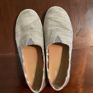 Toms slip on in gray and neutral tweed
